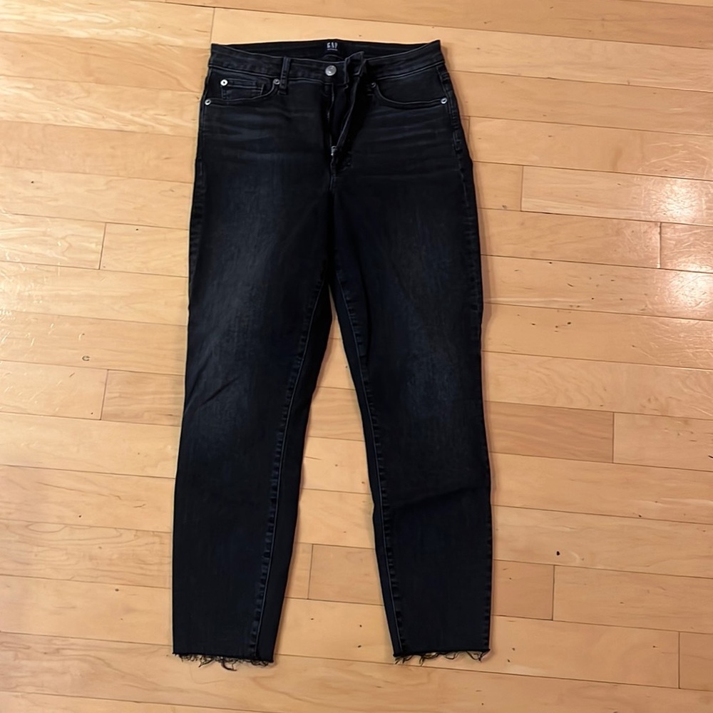 Like new curvy true skinny jeans in distressed black